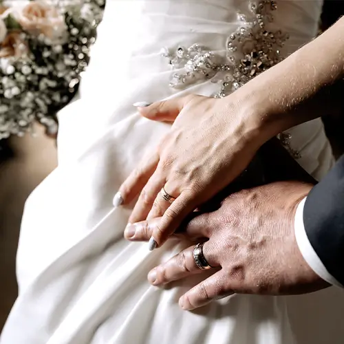 trauringe_mit_hochzeitskleid_und_brautstrauss